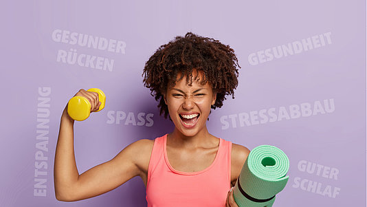 After-Work-Tarif Frau mit dunklen Locken, lachsfarbenem Top hält in einer Hand eine kleine gelbe Hantel und eine mintgrüne Sportmatte unter dem anderen Arm.